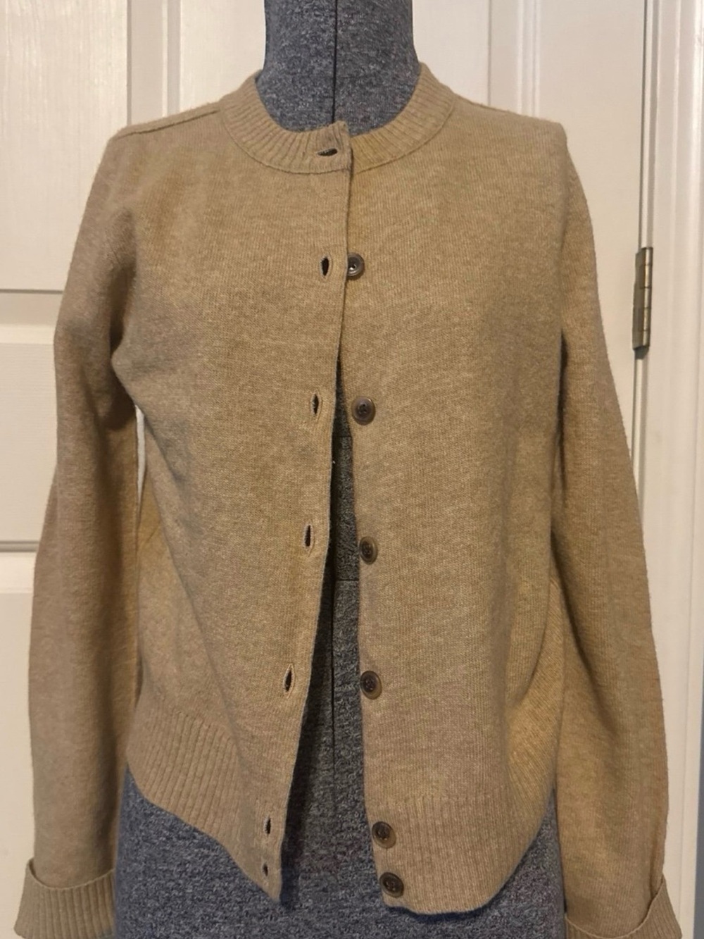 h_Hhh Classic Crewneck Women’s Cardigan Sweater in Camel